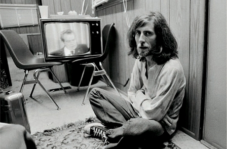 Graham Nash 1974 backstage vor Fernseher